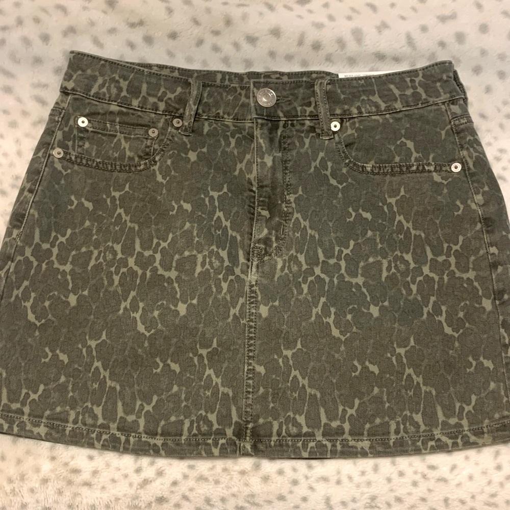 American Eagle size 10 green camo skirt